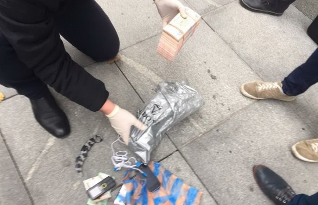 Двух полицейских поймали на рекордной взятке (фото)