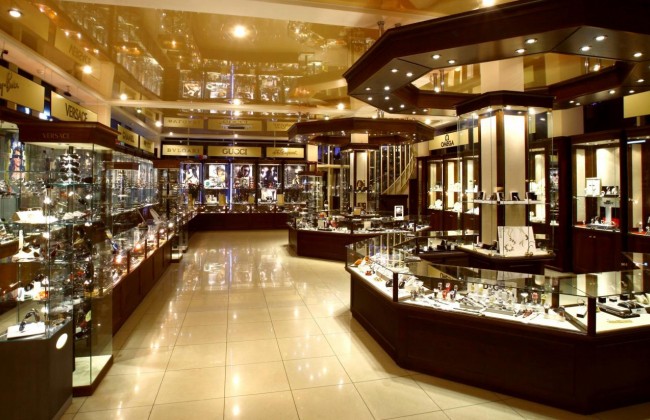 Грабители на автомобиле протаранили и ограбили ювелирный магазин