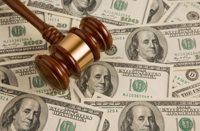 Суд арестовал более ста тысяч долларов, найденных на клумбе при обыске