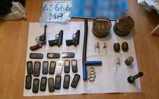 У жителя Сум нашли арсенал оружия и милицейскую форму
