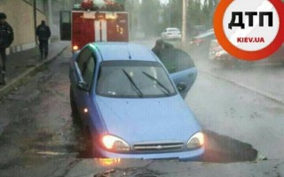 В Киеве под асфальт провалился автомобиль