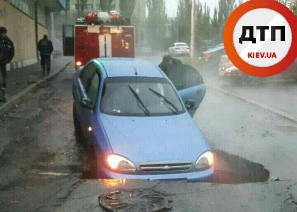 В Киеве под асфальт провалился автомобиль