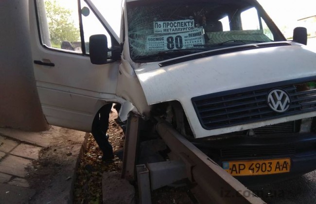 ДТП в Запорожье: маршрутку прошило отбойником