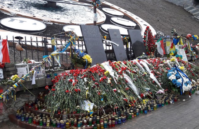 Злоумышленники в Киеве разбили памятник Герою Небесной Сотни (фото)