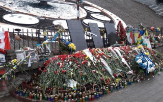 Злоумышленники в Киеве разбили памятник Герою Небесной Сотни (фото)