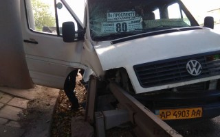ДТП в Запорожье: маршрутку прошило отбойником