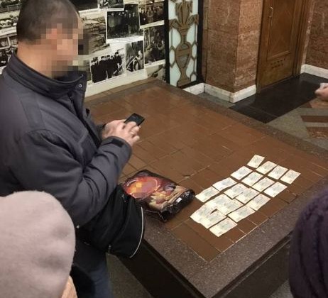 СБУ поймала на взятке госслужащего столичной таможни (фото)