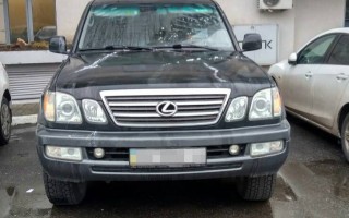В Харькове Lexus депутата неизвестные облили кислотой