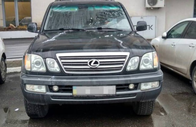 В Харькове Lexus депутата неизвестные облили кислотой