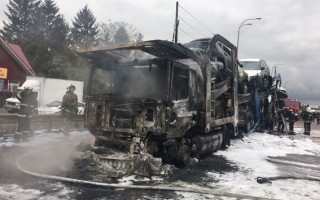 Ужасная авария под Ровно: грузовик протаранил автовоз (фото, видео)