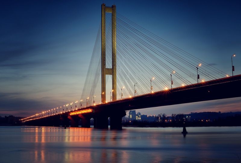 В Киеве частично ограничат движение по двум мостам