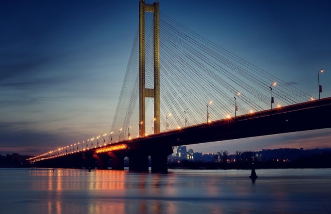 В Киеве частично ограничат движение по двум мостам