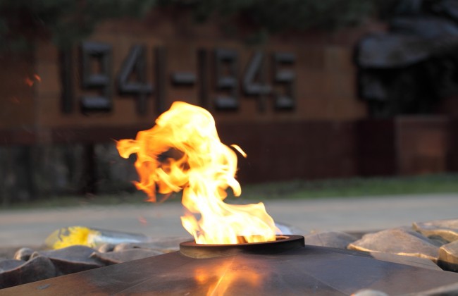 У Києві вандали залили Вічний вогонь цементом (фото)