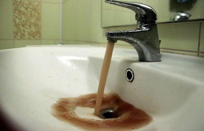 Грязная вода из кранов: почему украинцев заставляют ее пить, и как с этим бороться