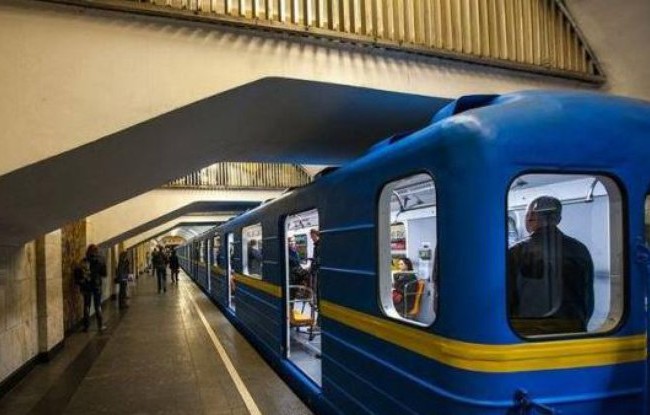 Продали фальшивый жетон: сеть поразил скандал с ребенком в метро