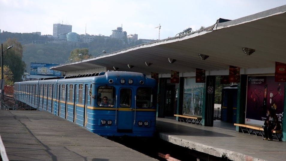 В столичном метрополитене под поездом погиб мужчина