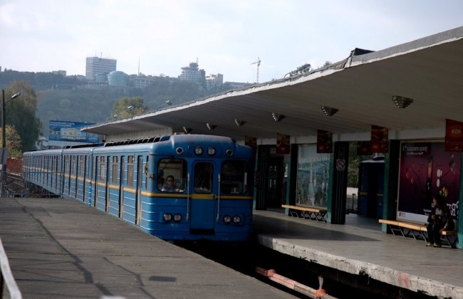 В столичном метрополитене под поездом погиб мужчина