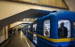 Продали фальшивый жетон: сеть поразил скандал с ребенком в метро