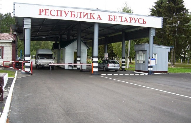 Двое россиян хотели перевезти украинку в багажнике через границу