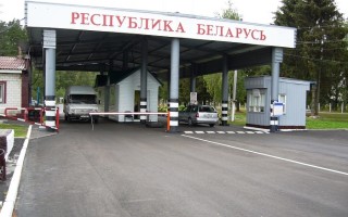 Двое россиян хотели перевезти украинку в багажнике через границу
