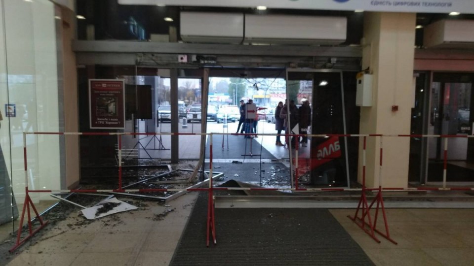 ДТП в Харькове: автомобиль влетел в гипермаркет (фото, видео)