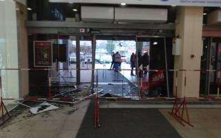 ДТП в Харькове: автомобиль влетел в гипермаркет (фото, видео)