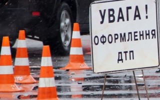 В Киеве аварийка протаранила легковушку (фото)