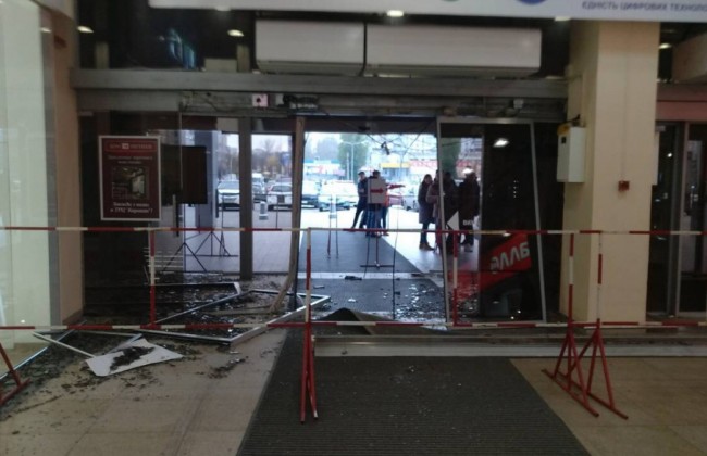 ДТП в Харькове: автомобиль влетел в гипермаркет (фото, видео)