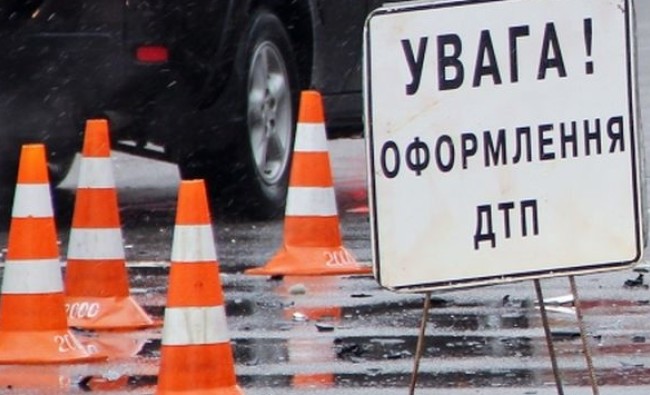 В Киеве аварийка протаранила легковушку (фото)