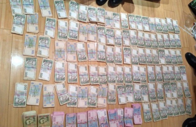 Правоохранители задержали две группы организованных мошенников (фото)