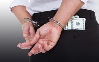 Должностные лица коммунального предприятия погорели на взятке (фото)