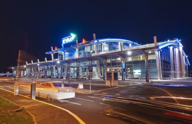 Киевский аэропорт захватили неизвестные (видео)