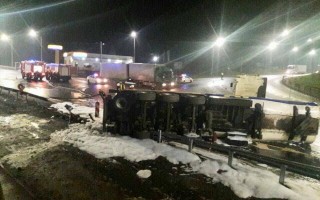 Возле Львова перевернулся бензовоз с топливом (фото)