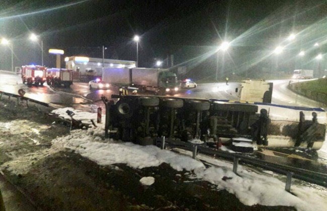 Возле Львова перевернулся бензовоз с топливом (фото)