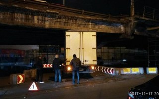 Грузовик намертво застрял под мостом в Киеве
