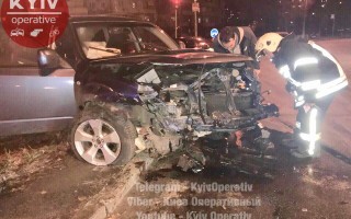 В ДТП на Троещине столкнулись два автомобиля: пострадали дети
