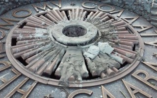 Вечный огонь в центре Киева опять залили цементом