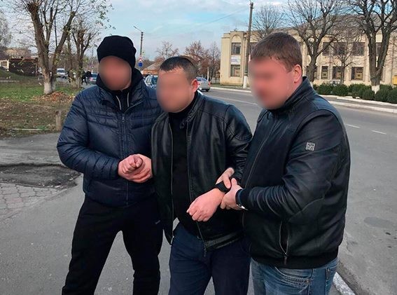На взятке попалось должностное лицо полиции Киевской области (фото)