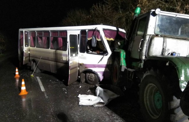 В Луганской области автобус с пассажирами влетел в трактор (фото)