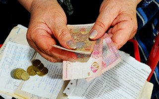 Чиновница незаконно начислила пенсионерке около ста тысяч гривен