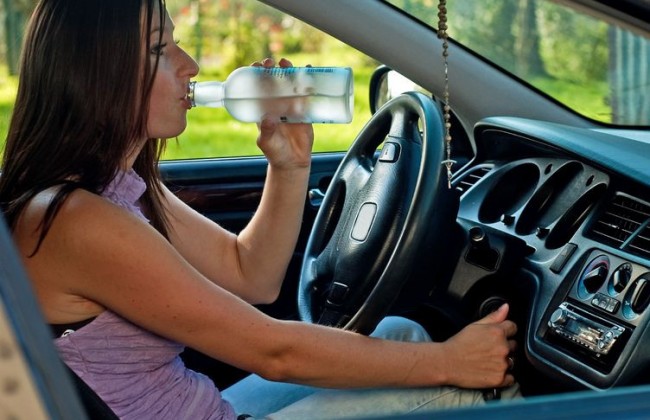 Нетрезвое вождение: в Киеве женщина выпала из автомобиля (фото)