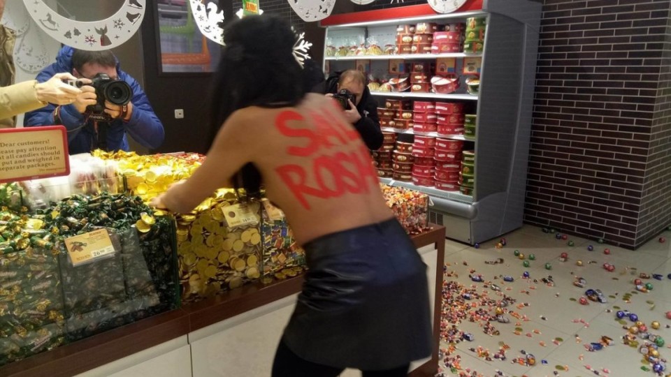 Femen устроили погром в магазине Roshen (фото)