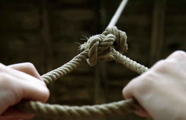 На одном из мостов Киева несколько часов висел труп мужчины, полиция не торопилась (фото)