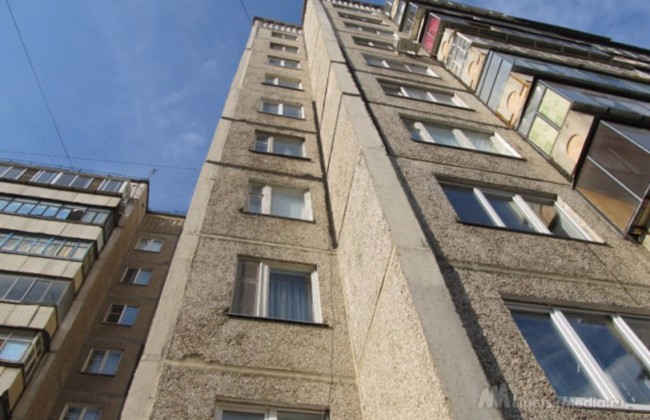 Тринадцатилетняя школьница упала с девятого этажа и выжила