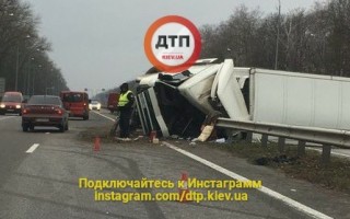 На Житомирской трассе фура пробила отбойник и перекрыла движение