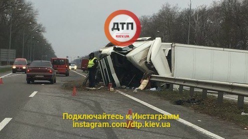 На Житомирской трассе фура пробила отбойник и перекрыла движение