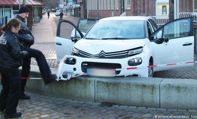 В Германии автомобиль протаранил толпу