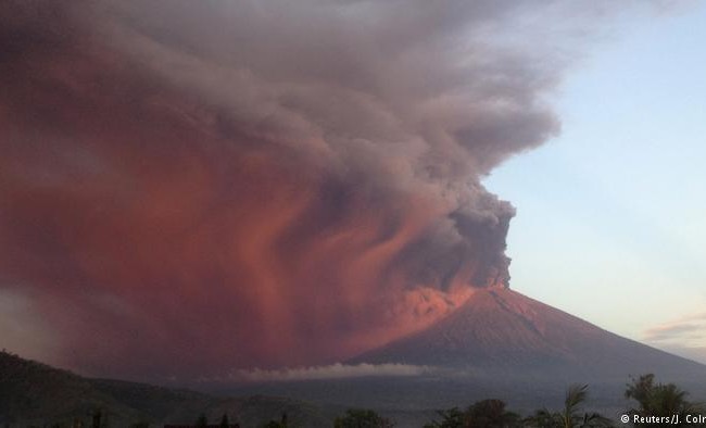 На Бали вулкан выкинул столб дыма высотой до трех километров