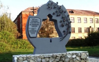 В Сумской области неизвестные облили памятник Голодомору жидким веществом