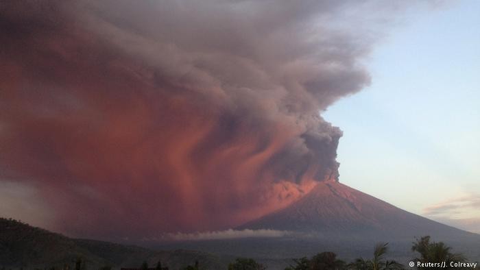 На Бали вулкан выкинул столб дыма высотой до трех километров
